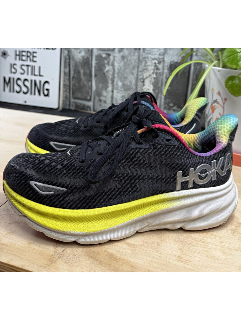 HOKA ONE ONE Clifton 9 Women’s Black/Yellow/Pink Low Top Lace-Up Logo Mesh
